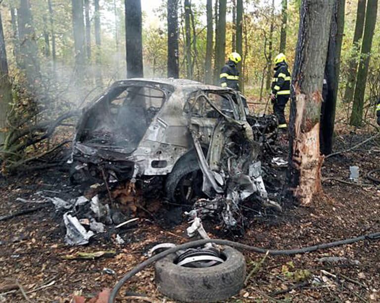 Auto narazilo do stromu a shořelo. Uvnitř zemřeli muž a žena. Foto: HZS