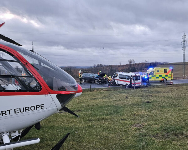 Nehoda auta a sanitky na Bruntálsku. Foto: ZZS