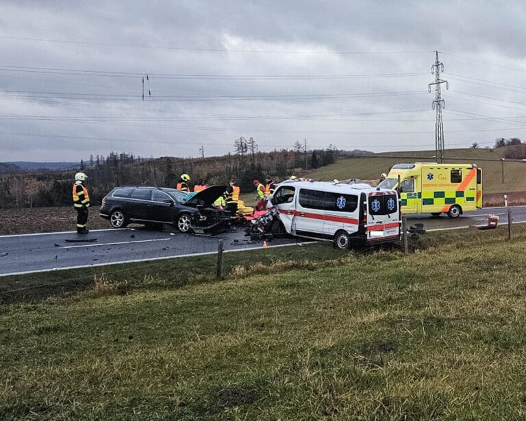 Nehoda auta a sanitky na Bruntálsku. Foto: ZZS