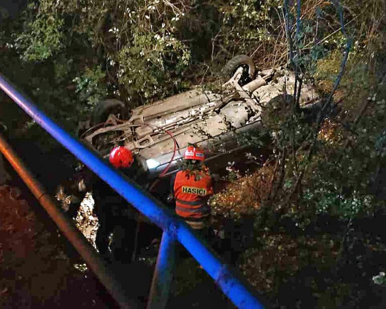 83letý řidič i jeho spolujezdkyně skončili s autem v potoce u Rousínova. Foto: HZS