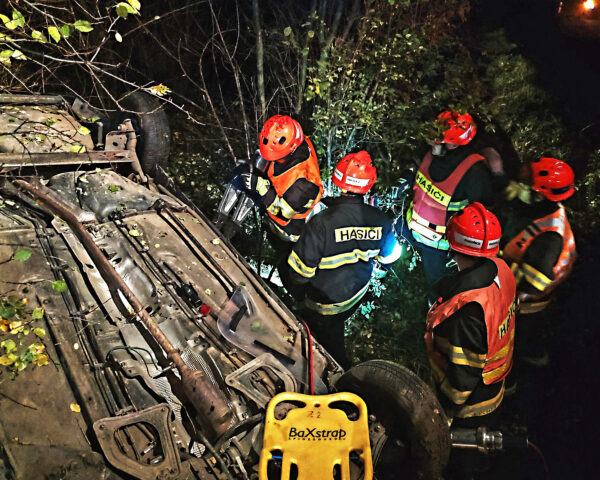 83letý řidič i jeho spolujezdkyně skončili s autem v potoce u Rousínova. Foto: HZS