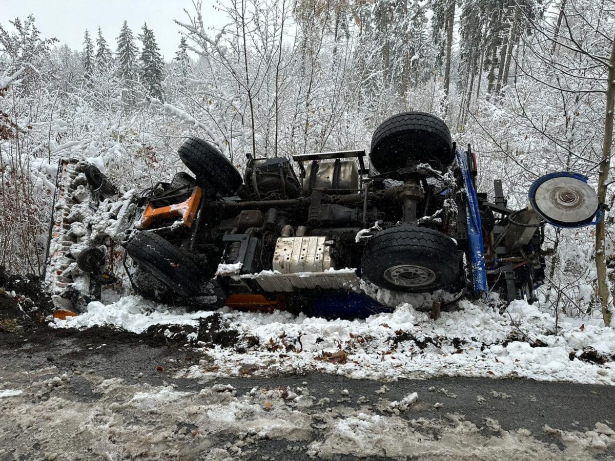 Nedaleko Nového Boru havaroval sypač silničářů. Foto: Silnice LK
