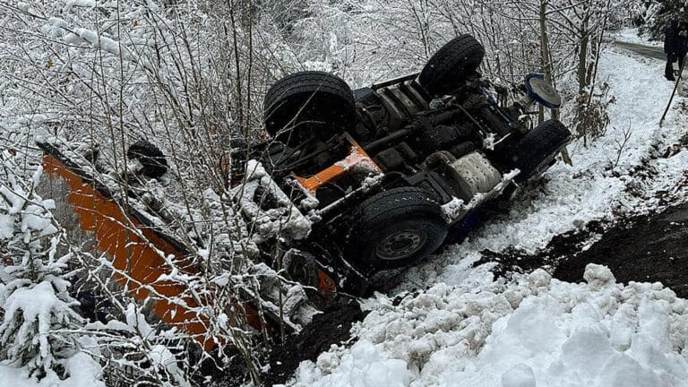 Nedaleko Nového Boru havaroval sypač silničářů. Foto: Silnice LK