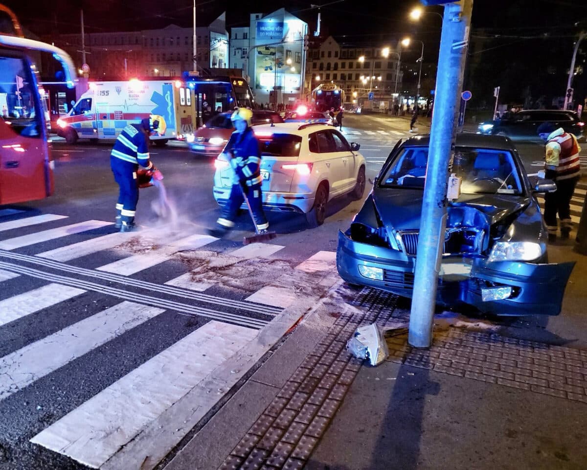 Nehoda tramvaje a dvou auto v Praze Na Poříčí. Foto: HZS