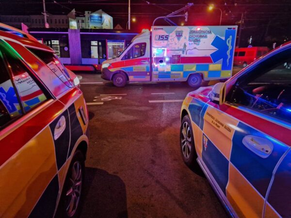 Nehoda tramvaje a dvou auto v Praze Na Poříčí. Foto: ZZS
