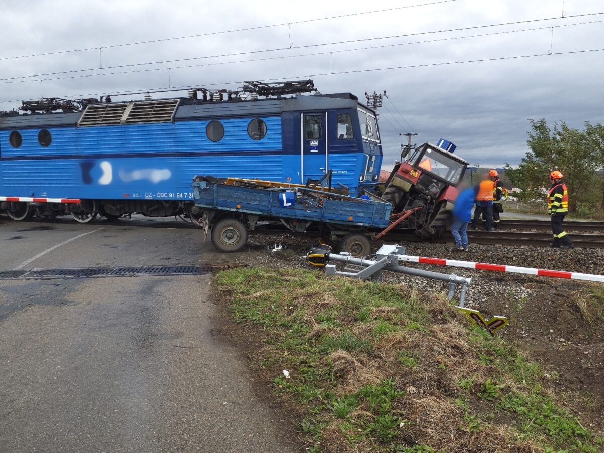 Nehoda vlaku a traktoru autoškoly u Mikulčic. Foto: HZS