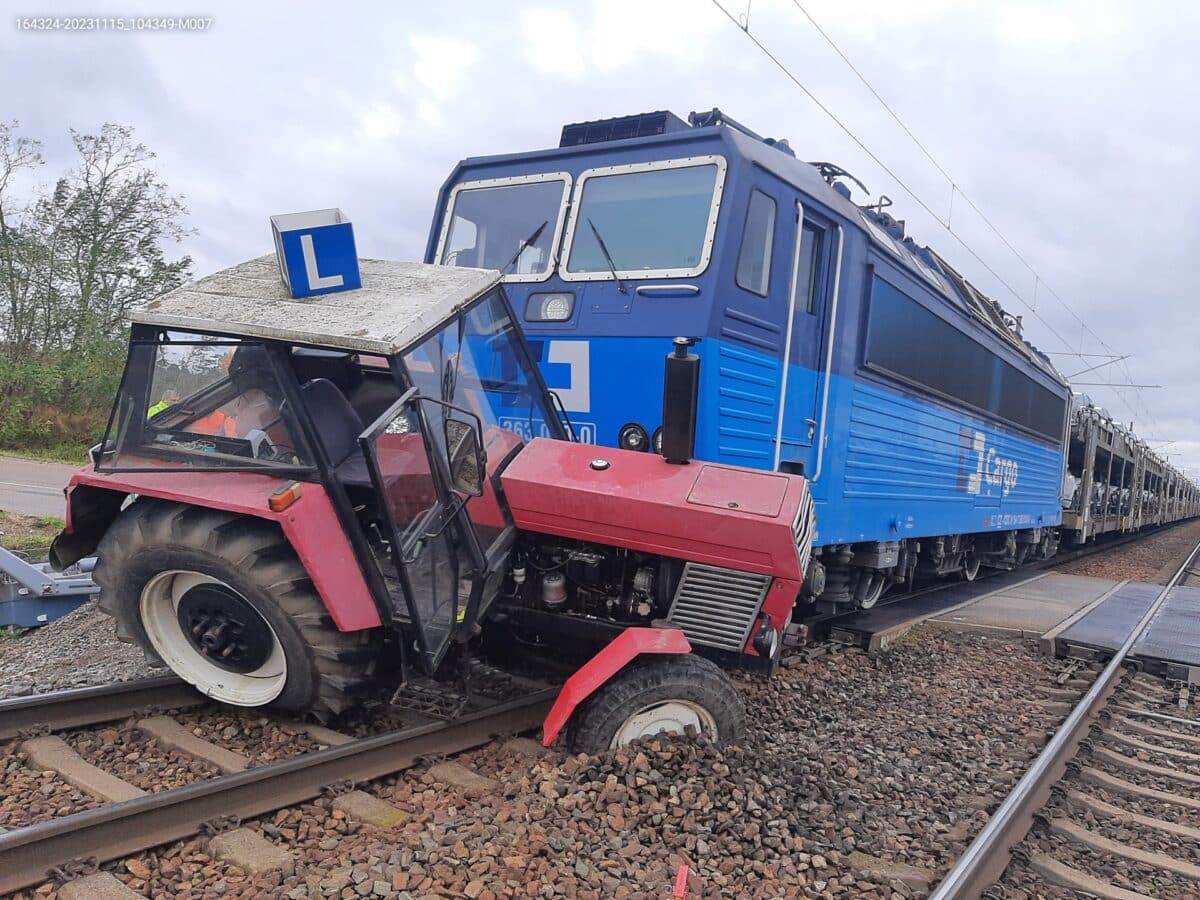 Nehoda vlaku a traktoru autoškoly u Mikulčic. Foto: Správa železnic