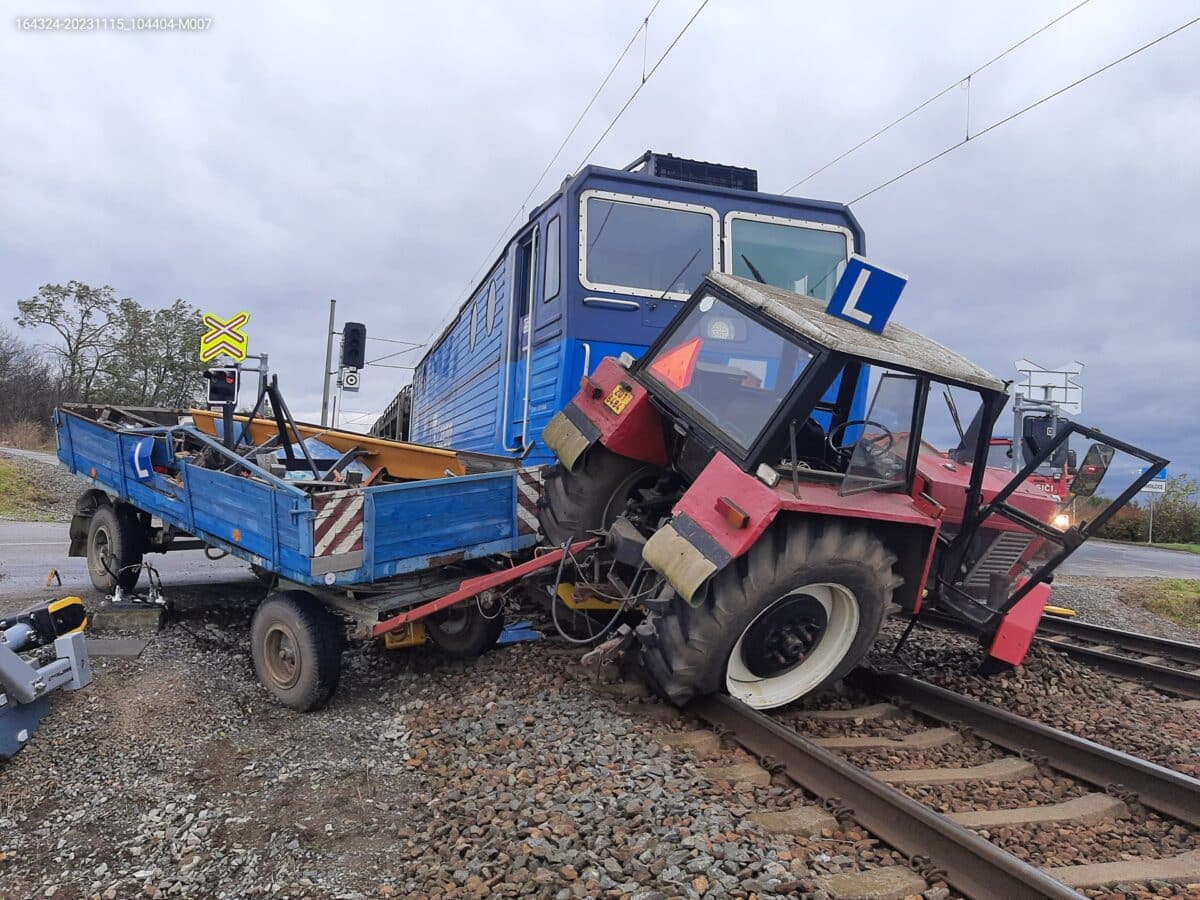Nehoda vlaku a traktoru autoškoly u Mikulčic. Foto: Správa železnic