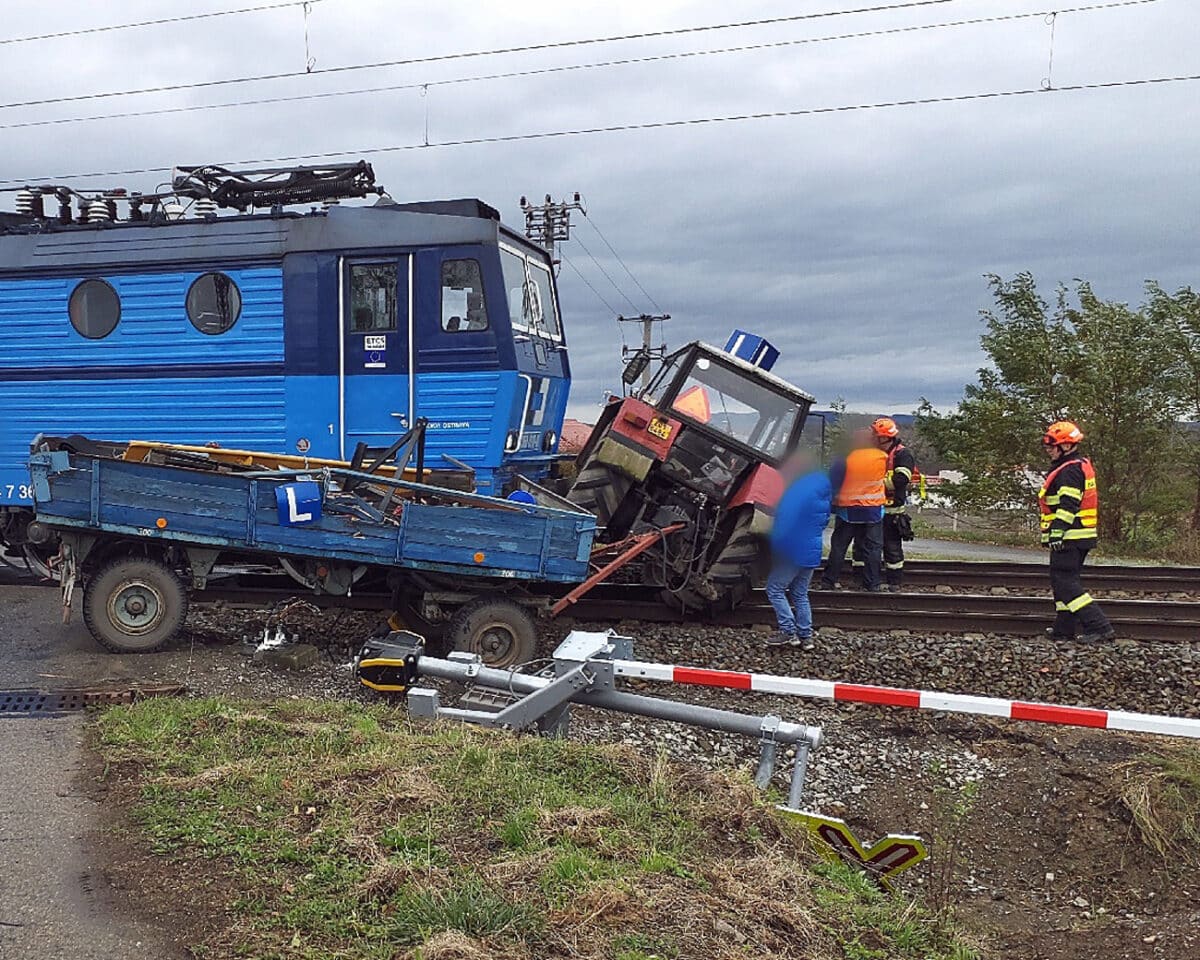 Nehoda vlaku a traktoru autoškoly u Mikulčic. Foto: HZS