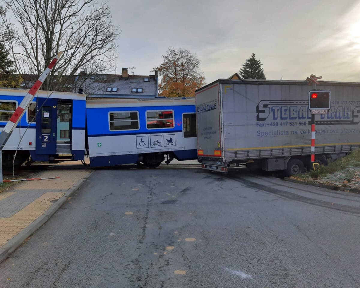 Kamion vjel před vlak v Pelhřimově i přes funkční závory. Foto: Správa železnic