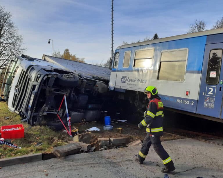 Kamion vjel před vlak v Pelhřimově i přes funkční závory. Foto: Správa železnic