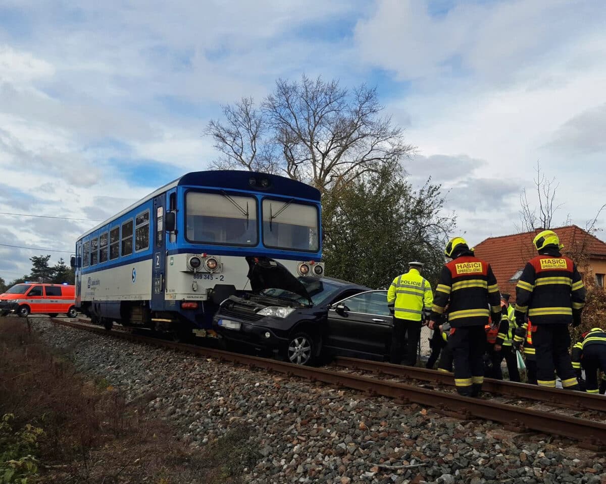 Nehoda vlaku a osobního auta v Zápech. Foto: HZS