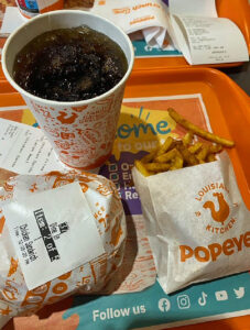 Zákazníci fotí jídlo v novém řetězci Popeyes. Foto: síť X / ADMVLNTA