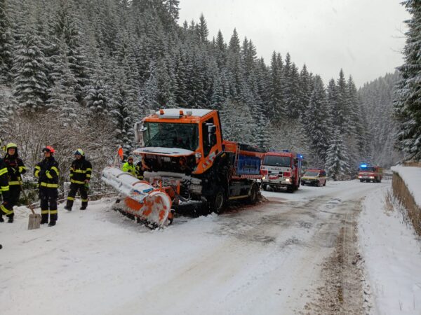 Požár v motorové části sypače u Horní Malé Úpy. Foto: HZS