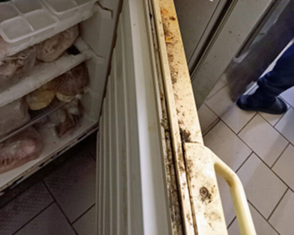 Nepořádek v pražských restauracích zjištěný letos v říjnu. Foto: Pražská hygiena