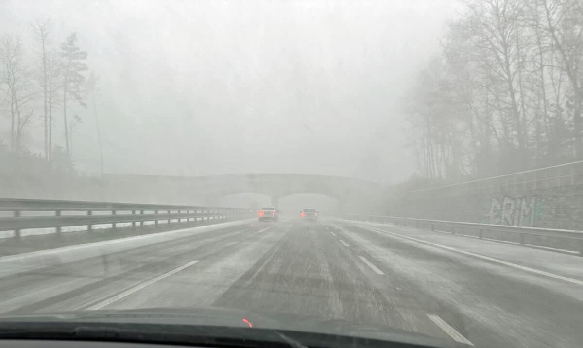 Řidiče na D1 v pátek odpoledne překvapilo první silné sněžení. Foto: ČRzprávy