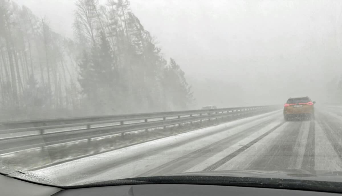 Řidiče na D1 v pátek odpoledne překvapilo první silné sněžení. Foto: ČRzprávy