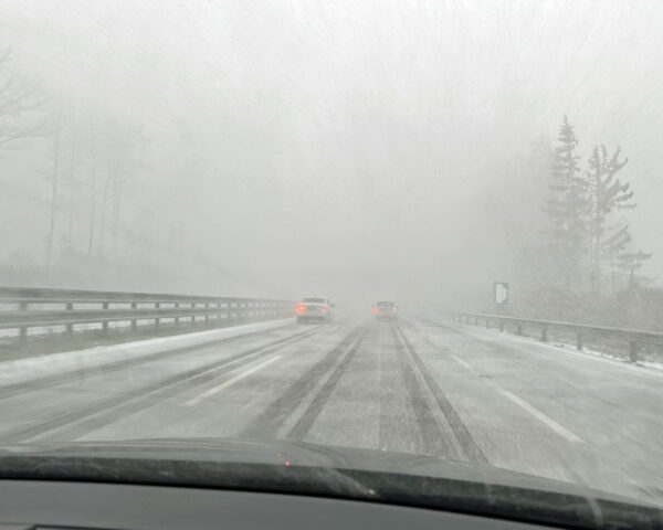 Řidiče na D1 v pátek odpoledne překvapilo první silné sněžení. Foto: ČRzprávy