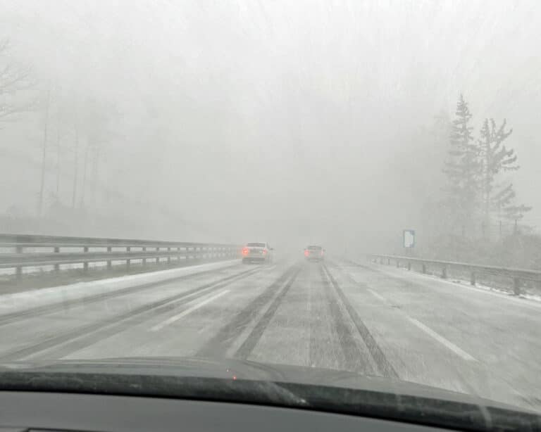 Řidiče na D1 v pátek odpoledne překvapilo první silné sněžení. Foto: ČRzprávy