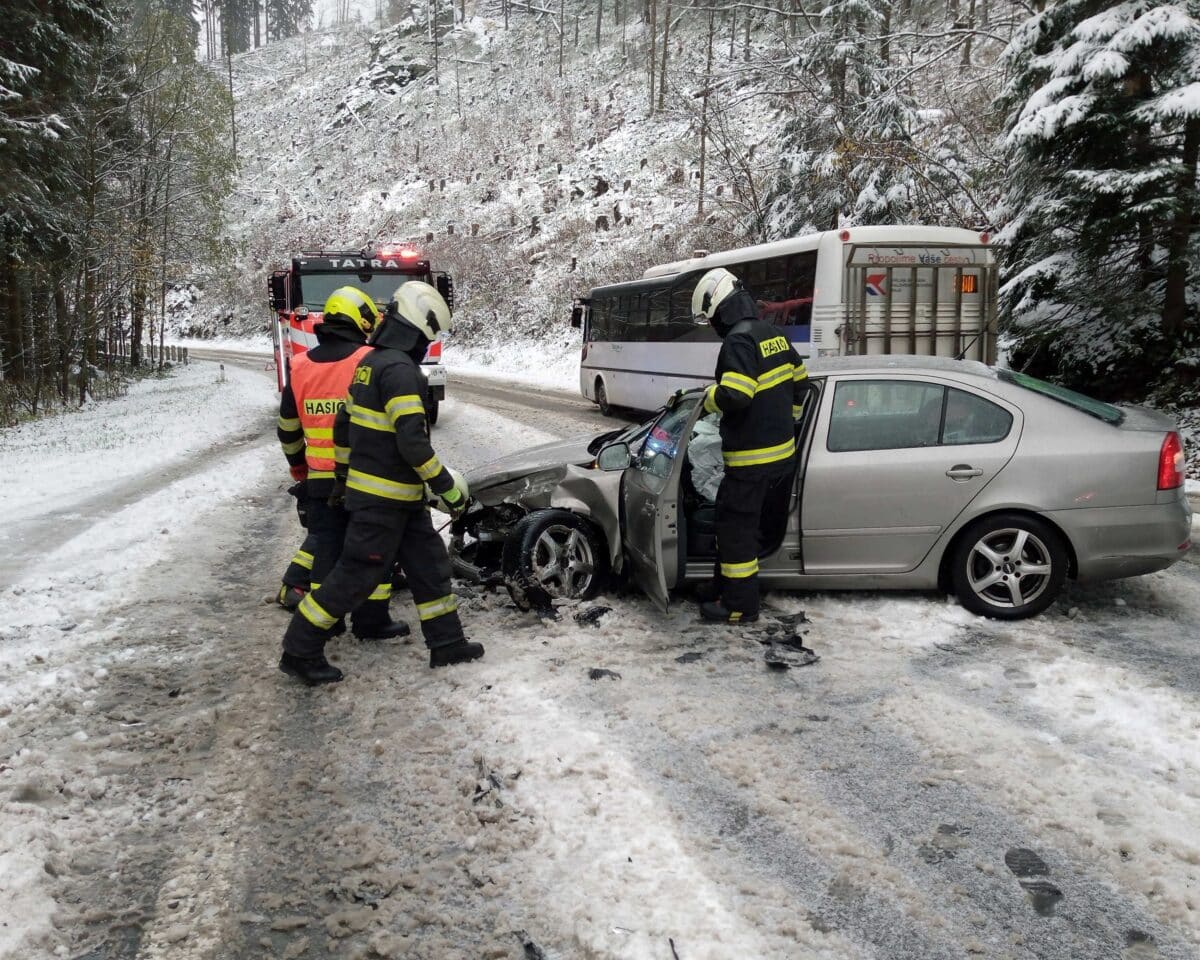 Nehoda dvou aut u Špindlerova Mlýna. Foto: HZS