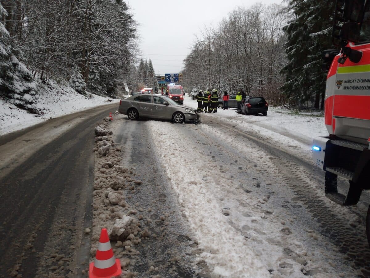 Nehoda dvou aut u Špindlerova Mlýna. Foto: HZS
