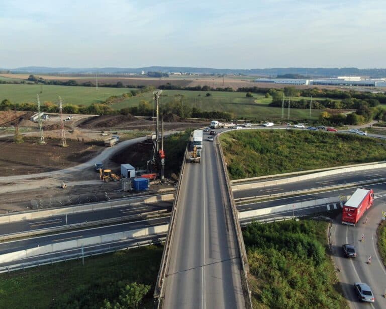 Pokračuje stavba mimoúrovňové křižovatky na D10 u Kosmonos. Foto: ŘSD