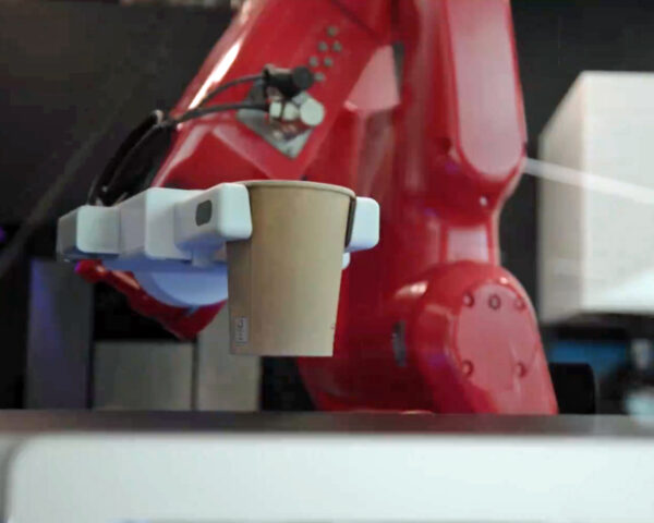 V gigafactory Tesla vám kávu vyrobí robot. Zdroj: Tesla