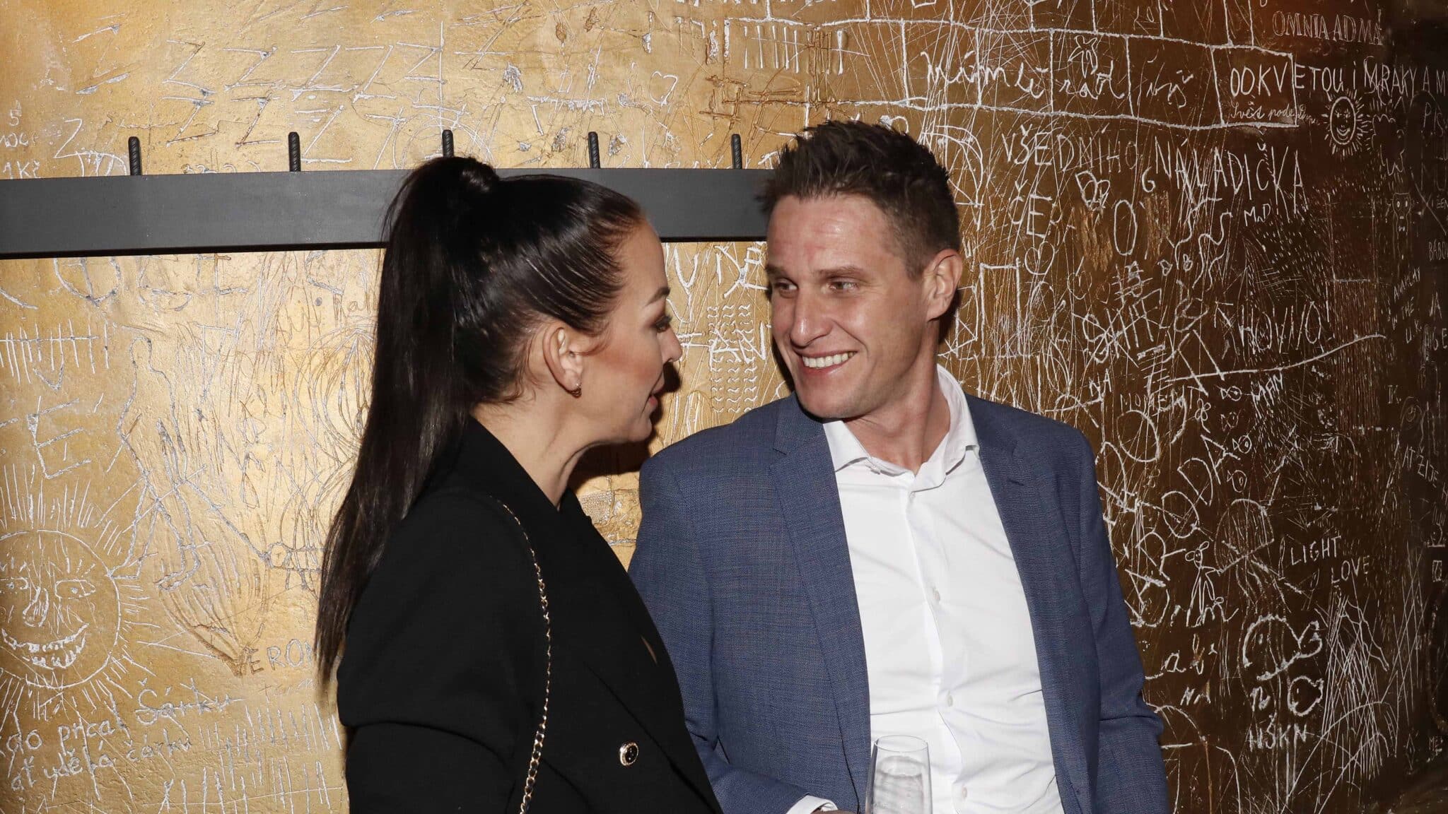 Agáta Hanychová vyvedla na otevření baru Pruts partnera Mirka Dopitu. Foto: Pavel Gwužď / Nextfoto