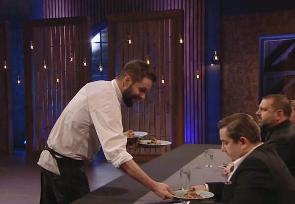 Honza servíruje hlavní chod porotě ve finále MasterChefa. Zdroj: Voyo