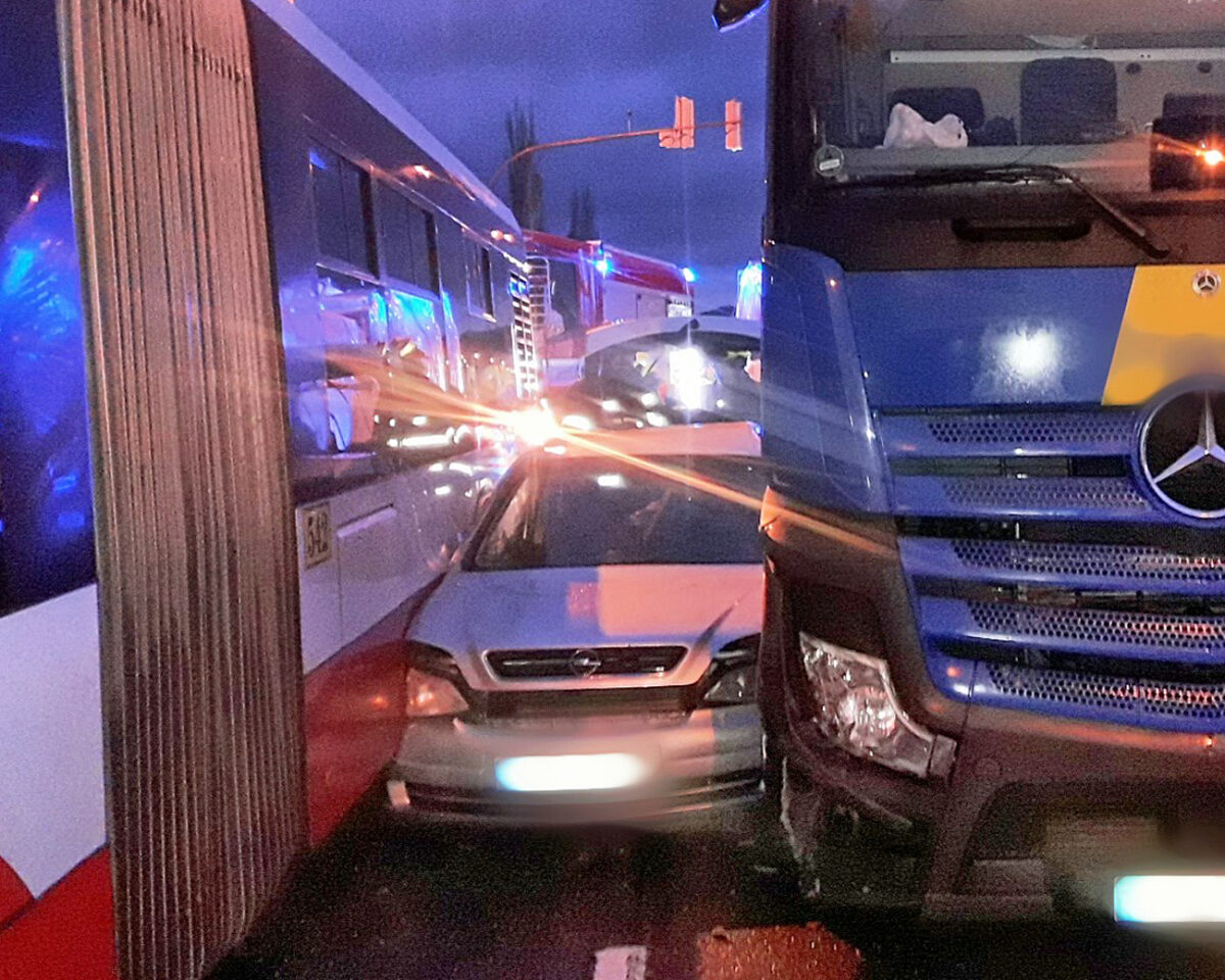 Autobus a kamion v Plzni mezi sebe přimáčkli osobní auto Opel. Foto: HZS