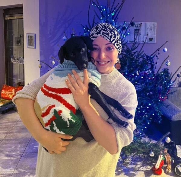 Zpěvačka Anička Julie Slováčková se svým psem.