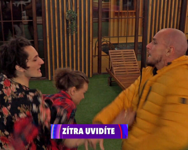 Hádku mezi Vítkem a Davidem se snaží uklidnit Katrin. Zdroj: Big Brother / Voyo