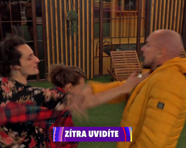 Hádku mezi Vítkem a Davidem se snaží uklidnit Katrin. Zdroj: Big Brother / Voyo