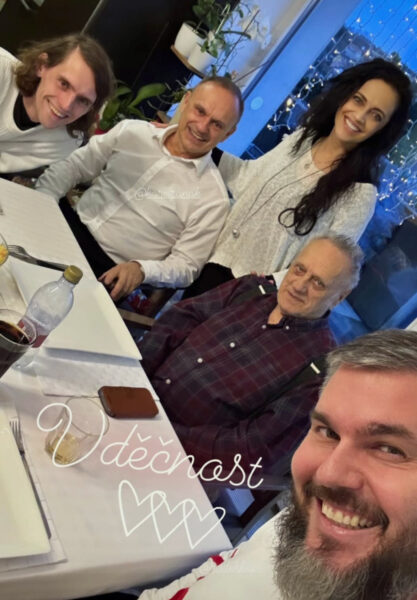 Lucie Bílá, s partnerem Radkem, tatínkem, bratrem a synem Filipem.