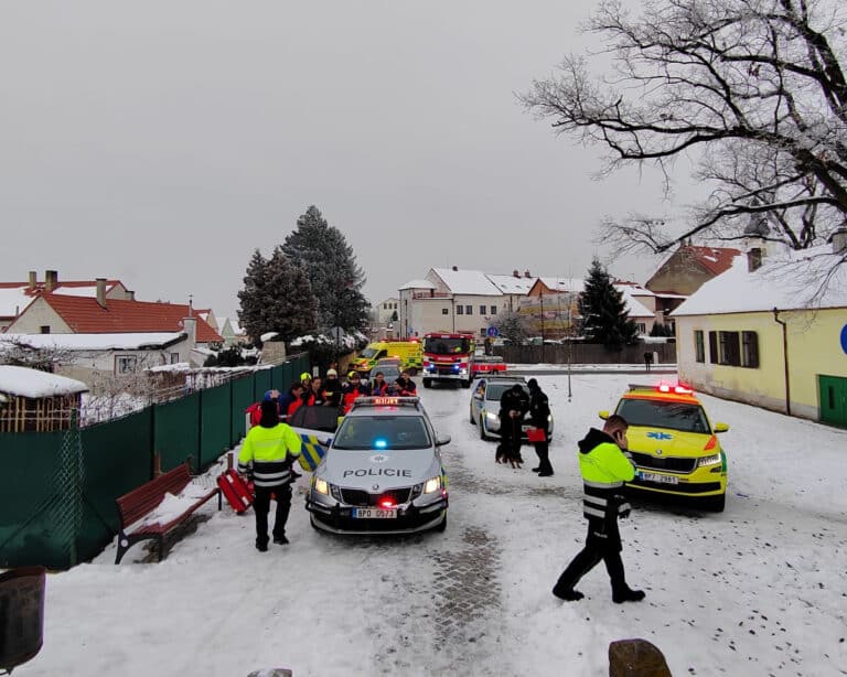 V Dobřanech se propadla dívky do ledové řeky. Zasahují složky IZS. Foto: Hasiči Dobřany