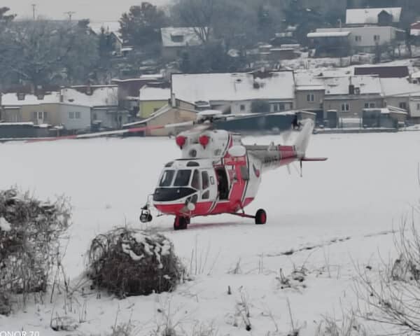 V Dobřanech se propadla dívky do ledové řeky. Zasahují složky IZS. Foto: Hasiči Dobřany