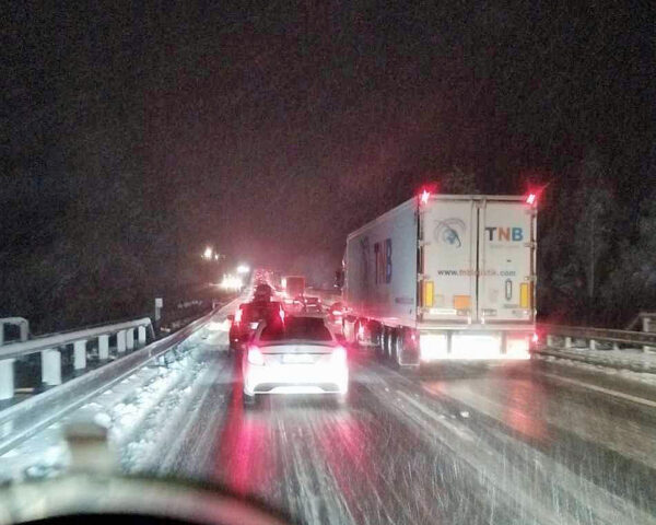 Řidiči na dálnici D1 stojí v kolonách i 6 hodin. Foto: FB