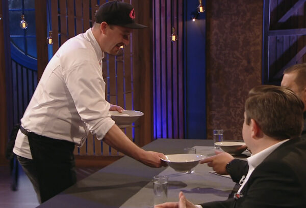 Kuba přináší porotě MasterChefa finálový pokrm. Zdroj: Voyo