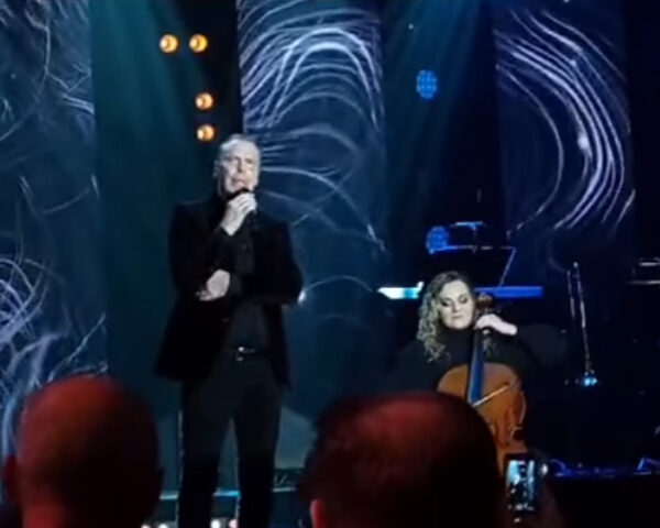 Štefan Margita se nechal přemluvit a rovnou z publika šel zpívat na pódium. Foto: Š. Margita