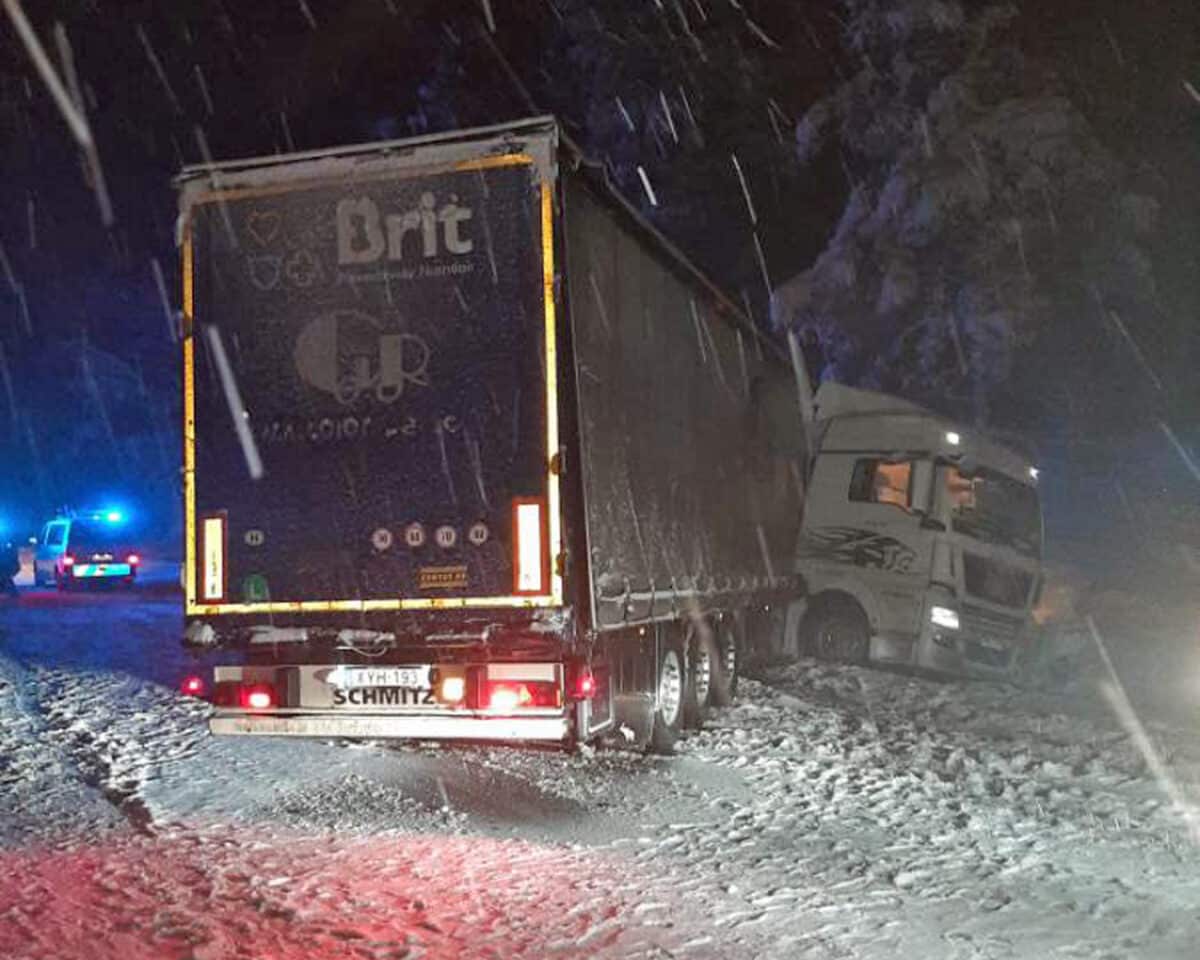 Kamion blokoval dálnici D1. Foto: PČR