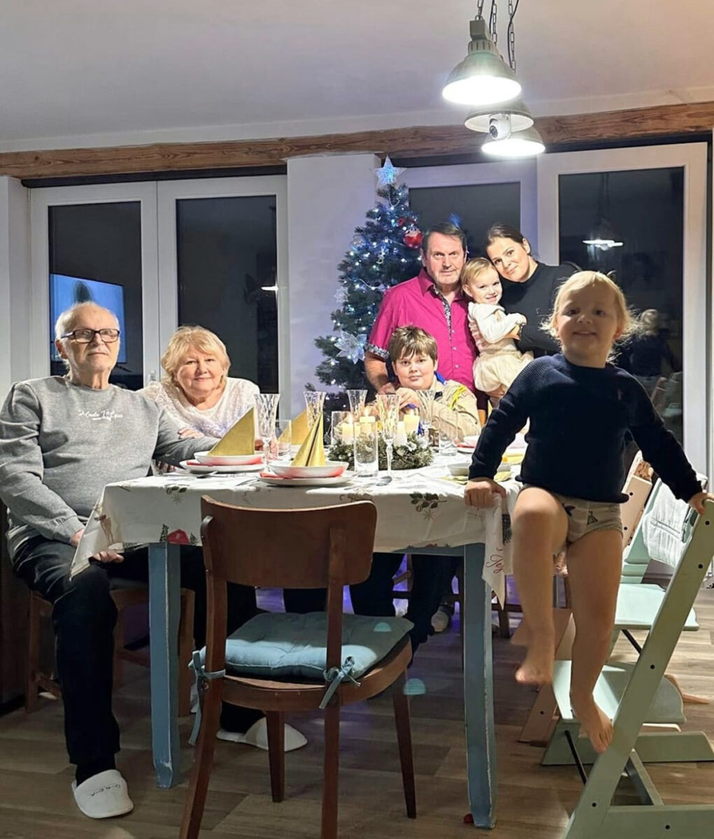 Ornela Koktová, Josef Kokta, prarodiče a děti u jednoho stolu.