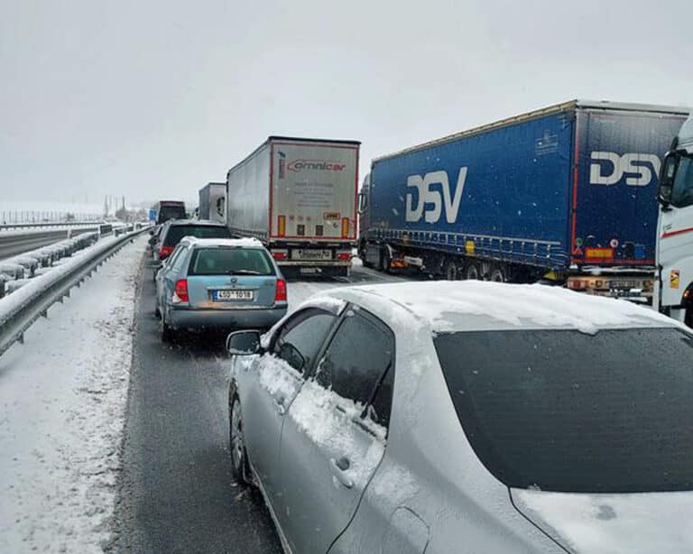 Na D1 se vytvořili 20 kilometrů dlouhé kolony. Foto: FB