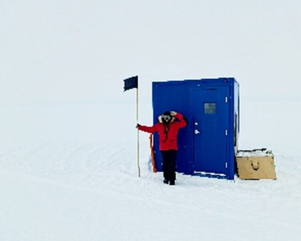 Lucie Výborná po 400 kilometrech cesty po Antarktidě. Místo, kde ještě může přistát letadlo. Foto: Lucie Výborná