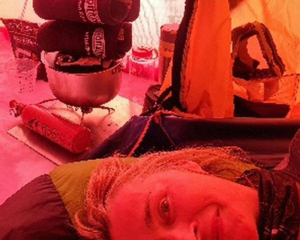 Lucie odpočívá ve stanu na expedici po Antarktidě. Foto: Lucie Výborná