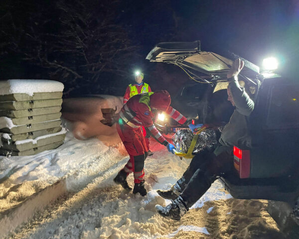 Záchranáři bojovali v lese u Palkovic o život myslivce. Foto: ZZS