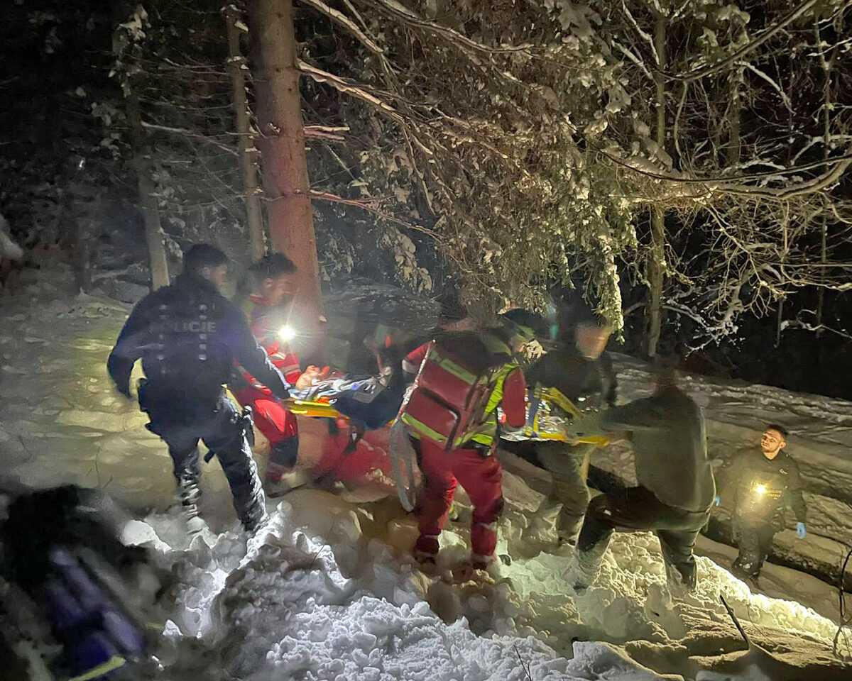 Záchranáři bojovali v lese u Palkovic o život myslivce. Foto: ZZS