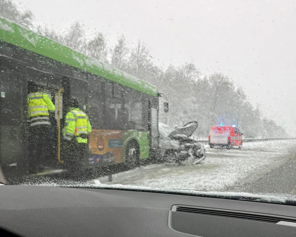 Nehoda auta a autobusu na dálnici D10 směrem na Prahu. Foto: FB
