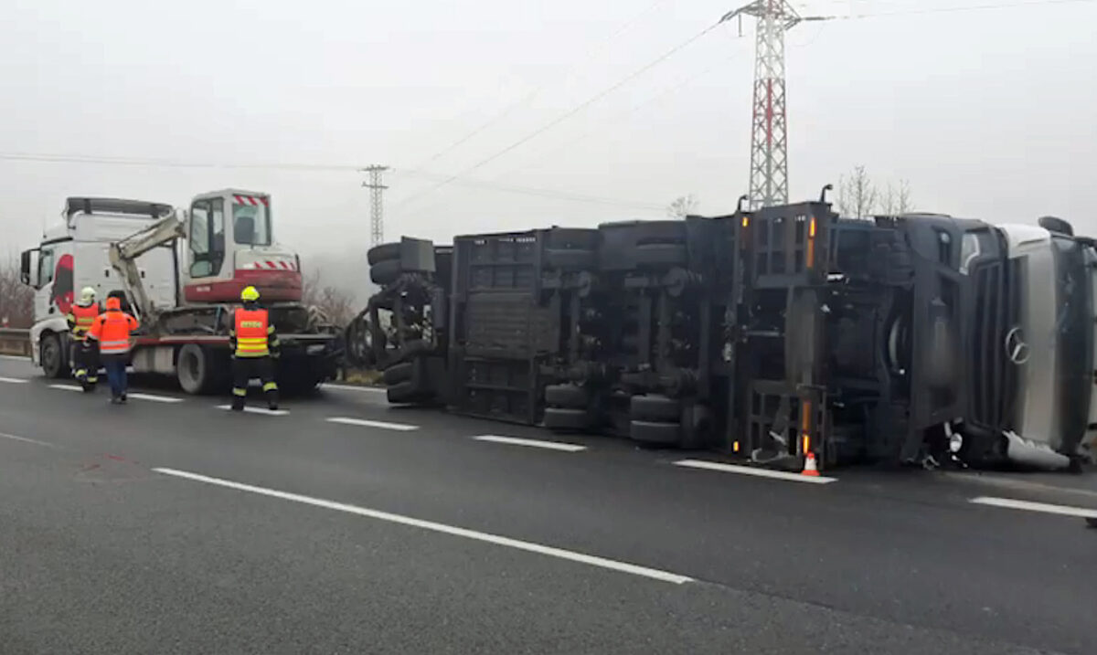 Nehoda na dálnici D35. Zdroj: PČR