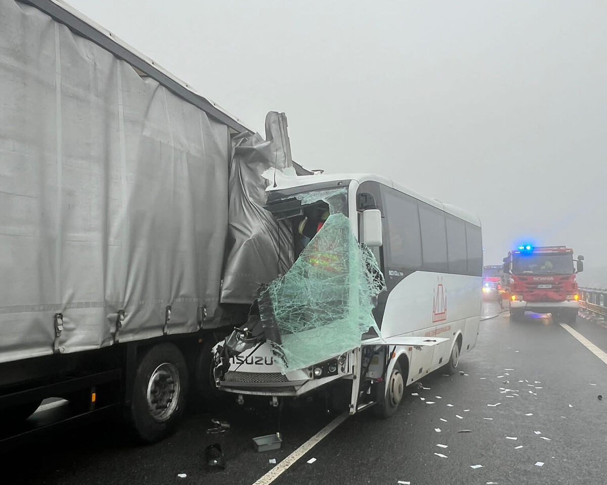 Vážná nehoda autobusu a kamionu na dálnici D8. Foto: PČR