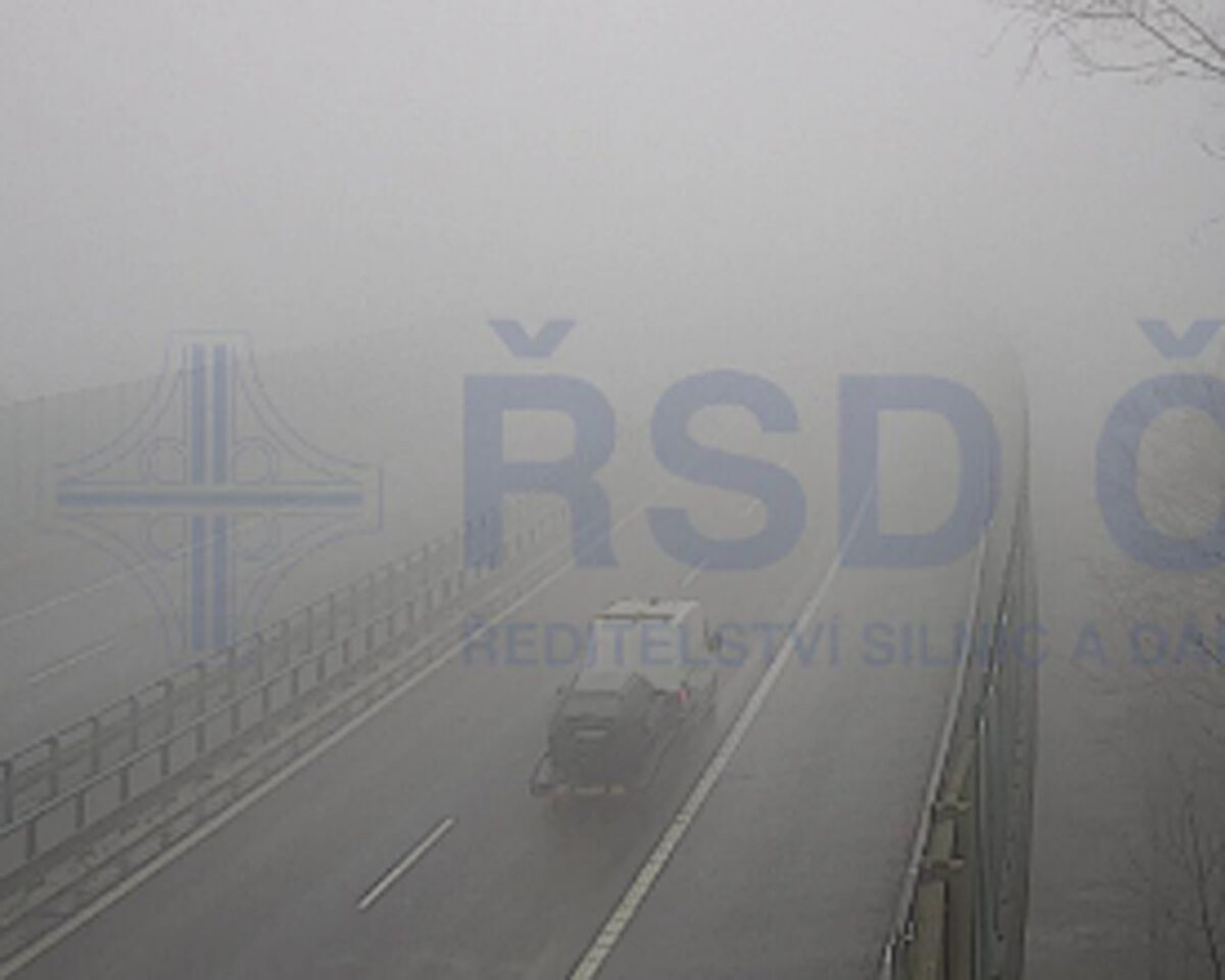 Na dálnici D8 u německých hranic vládna ve středu mlha. Zdroj: kamery ŘSD